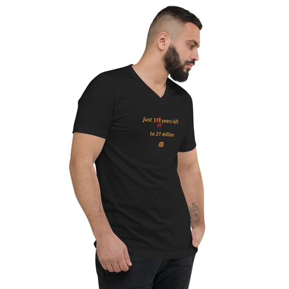 Unisex Kurzarm-T-Shirt mit V-Ausschnitt „117years“